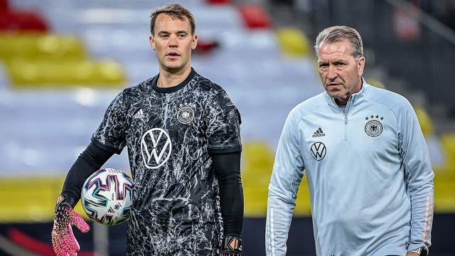 王钰栋站在 王钰栋站在